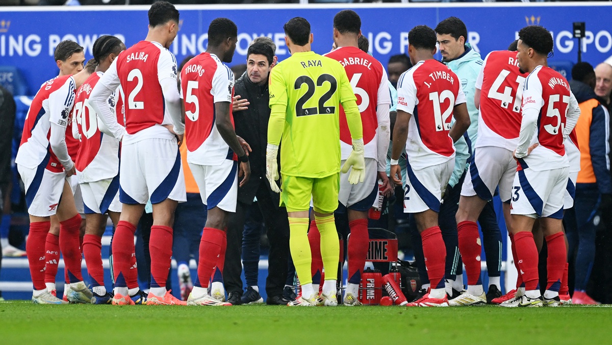 Arteta with Arsenal players