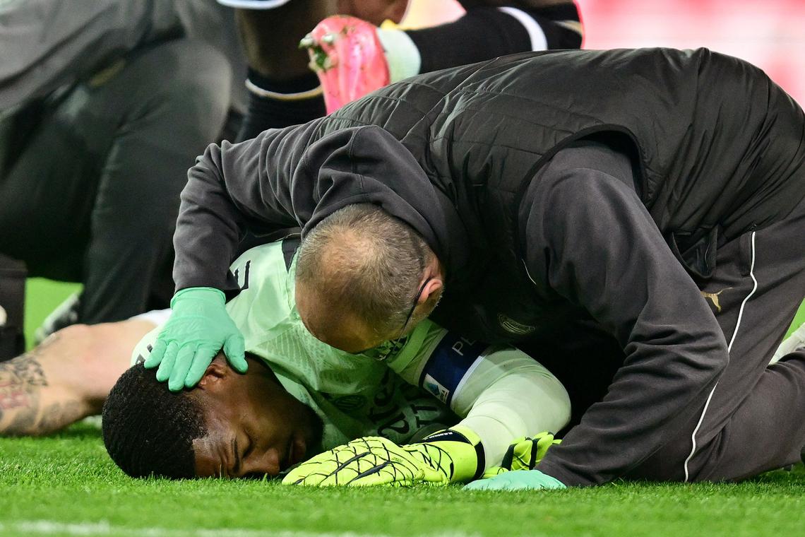 Milan goalkeeper Mike Maignan injury