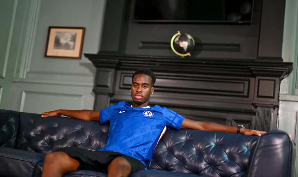 Chelsea complete signing of Gittens from Dortmund