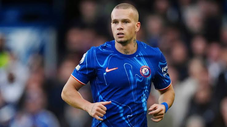 Chelsea winger Muydryk returns to football
