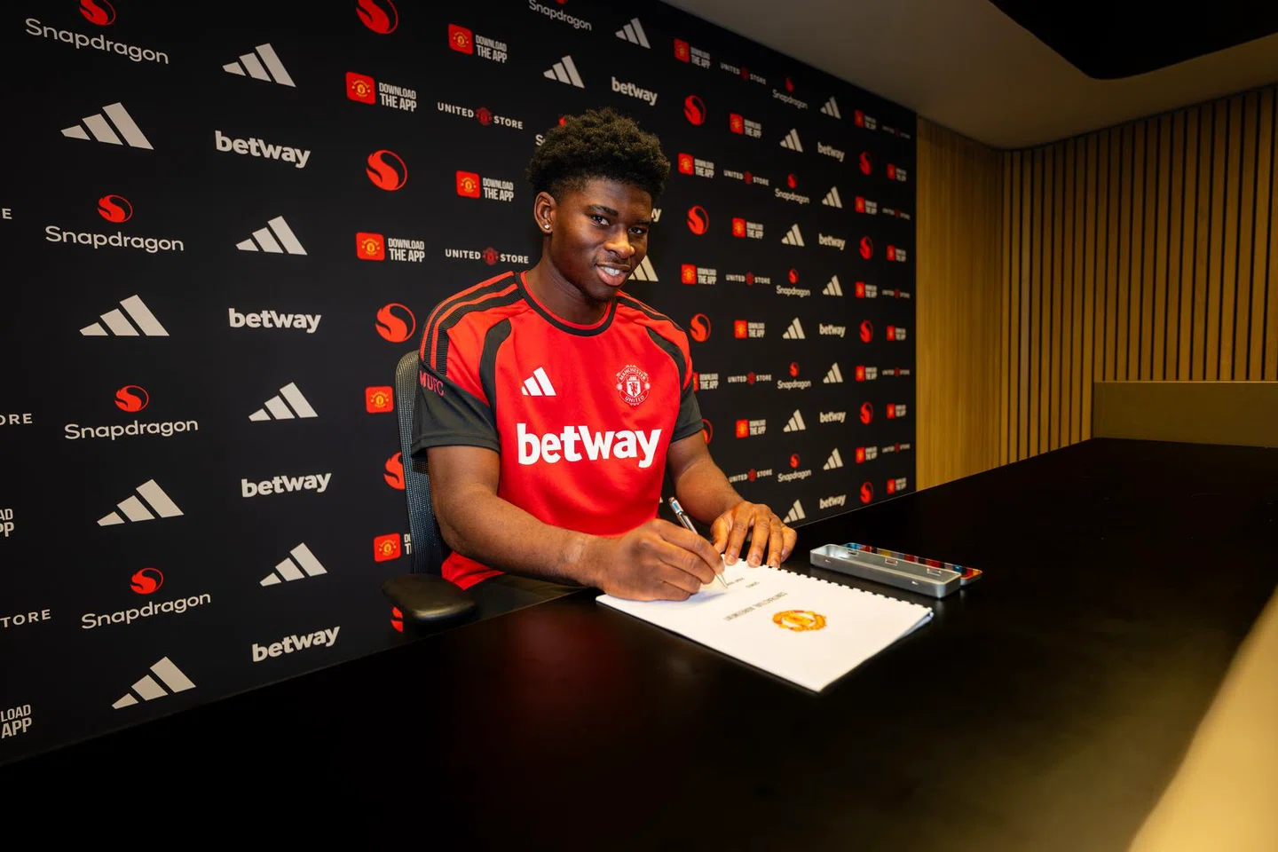 Carlos Baleba signs five-year contract with United