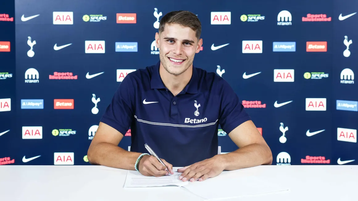 Micky Van de Ven signs new five year deal at Spurs