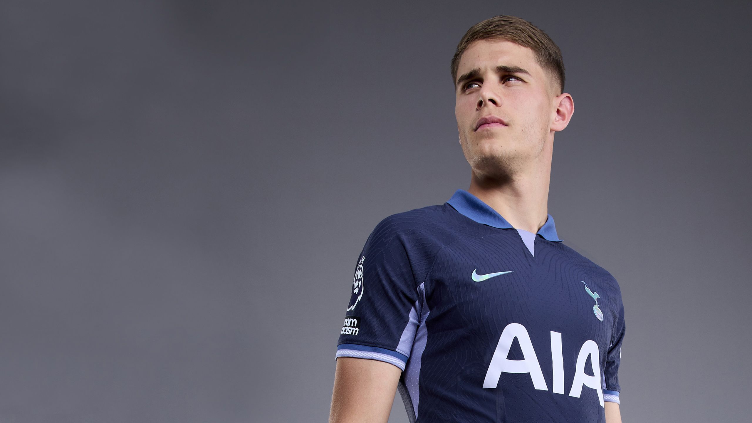 Micky Van de ven signs 5-year-deal with Spurs